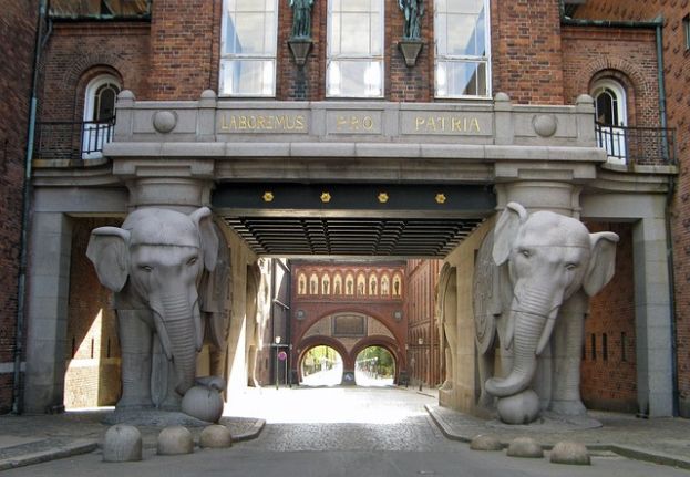 Elephant gates at Carlsberg.jpg