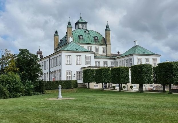 Fredensborg Palace and baroque garden.jpg