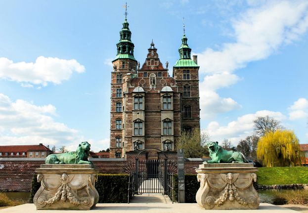 Rosenborg Palce and two lion statues.jpg