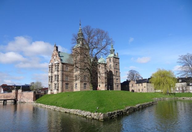 Rosenborg Castle surrounded by a moat. eee