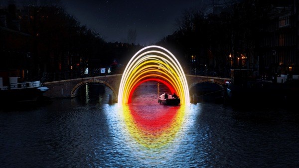 Kunstwerk rond een brug tijdens het lichtfestival